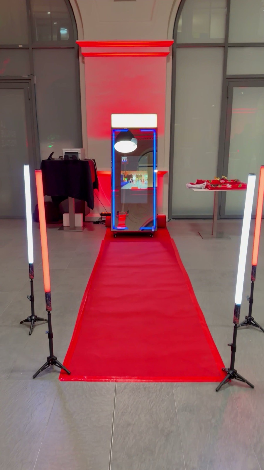Le Miroir photo installé au bout d'un tapis rouge, encadré par deux tubes lumineux