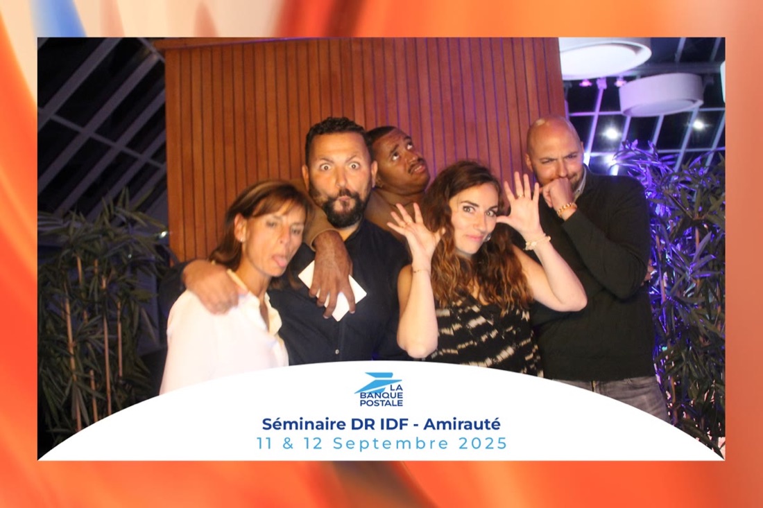 Tirage du Miroir photo : cinq personnes posent ensemble, avec le cadre personnalisé de l'événement