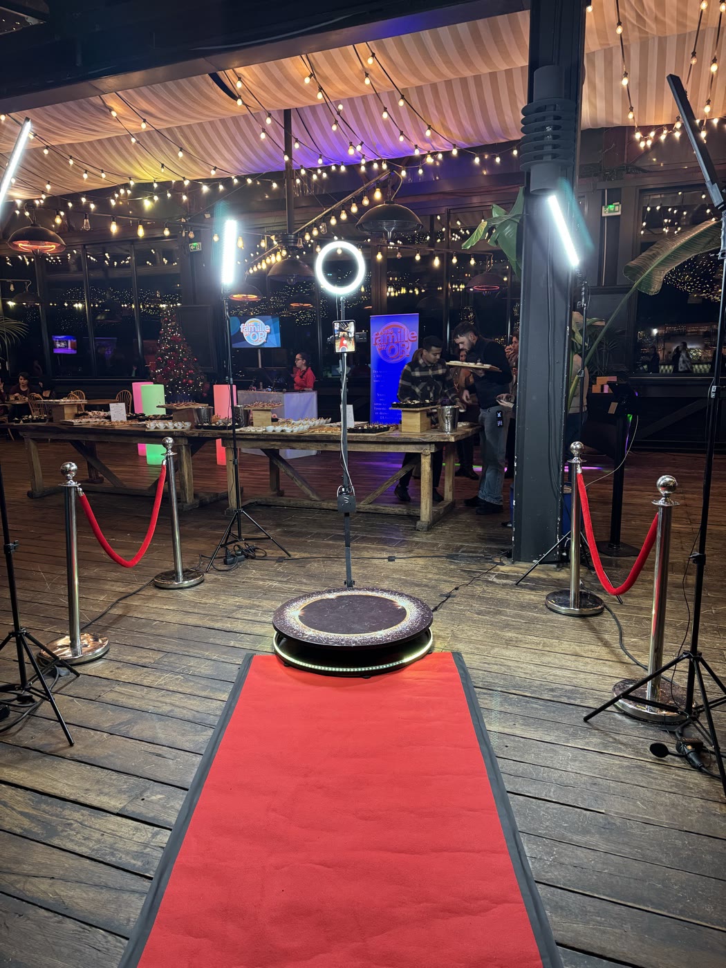 La plateforme du Spin 360 installée au bout d'un tapis rouge, entre deux cordons, anneau lumineux allumé